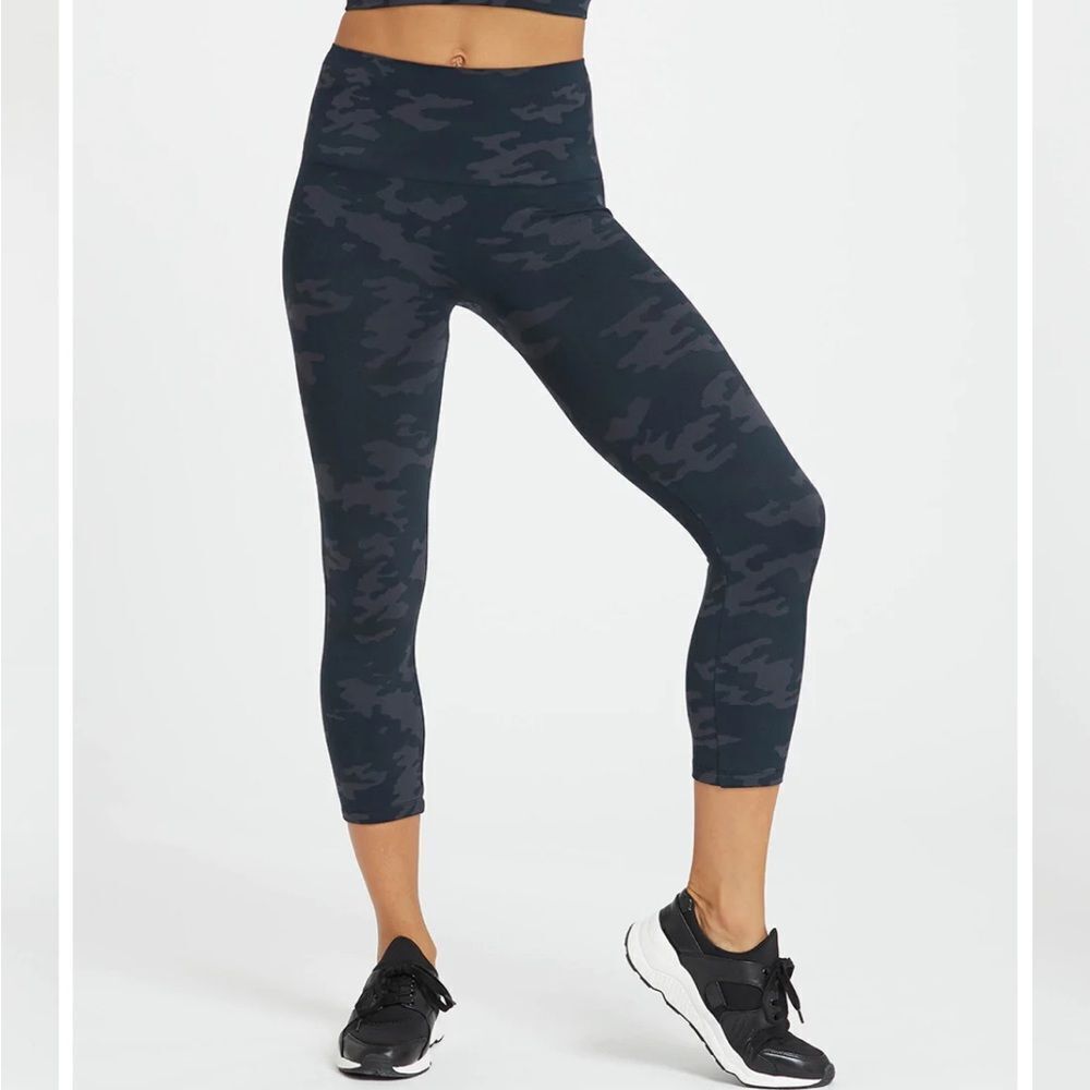 SPANX Look at Me Now Seamless Cropped Leggings - Camo - Small